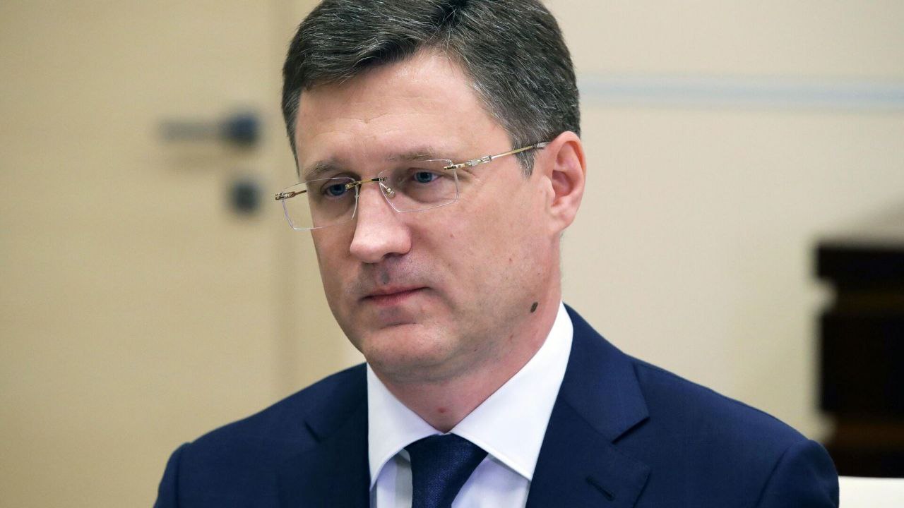Вице премьер Александр Новак поручил Минэнерго следить за внутренним рынком нефтепродуктов чтобы обеспечить страну топливом и поддерживать баланс цен в рознице сообщили в правительстве Минэкономразвития должно проанализировать факторы влияющие на розничные цены на топливо Кроме того правительство сообщило что ФАС возбудила несколько дел за нарушение антимонопольного законодательства из за завышенных цен на бензин в отдельных регионах Russia News Подпишись