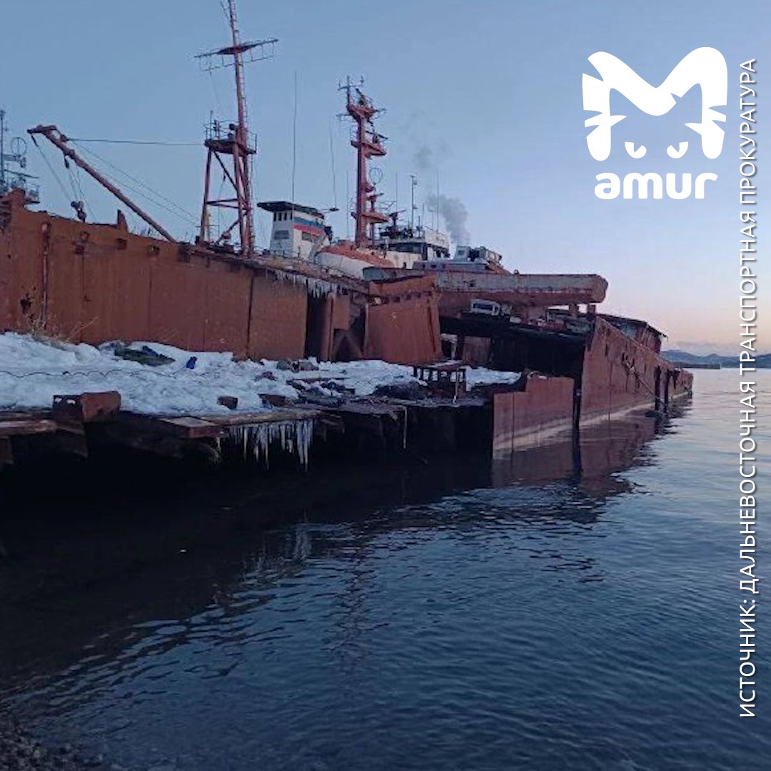 Рабочий погиб ещё один серьёзно пострадал при утилизации судна на Камчатке ЧП произошло между бухтами Солёное озеро и Щитовая Предварительно мастера использовали пневматический мешок чтобы поднять корабль тот внезапно рванул Отлетевшие части попали в находящихся рядом людей Один человек скончался на месте другой получил травму руки его увезли на скорой Следком начал проверку транспортная прокуратура следит за ходом расследования Подписывайся на Amur Mash