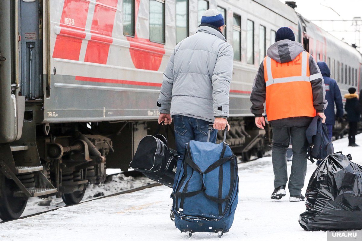 Трое вахтовиков устроили дебош в поезде из Нового Уренгоя в Казань  Вахтовики, возвращавшиеся после работы в ЯНАО домой решили отметить знакомство совместным распитием спиртного. Они вызывающе себя вели и мешали спокойной поездке пассажиров. В Тюмени в вагон были вызваны полицейские, которые провели с дебоширами профилактическую беседу, а заодно оформили протоколы об административных нарушениях. После чего вахтовикам буянить уже не хотелось, сообщает URA.RU.  Подписаться   Прислать новость