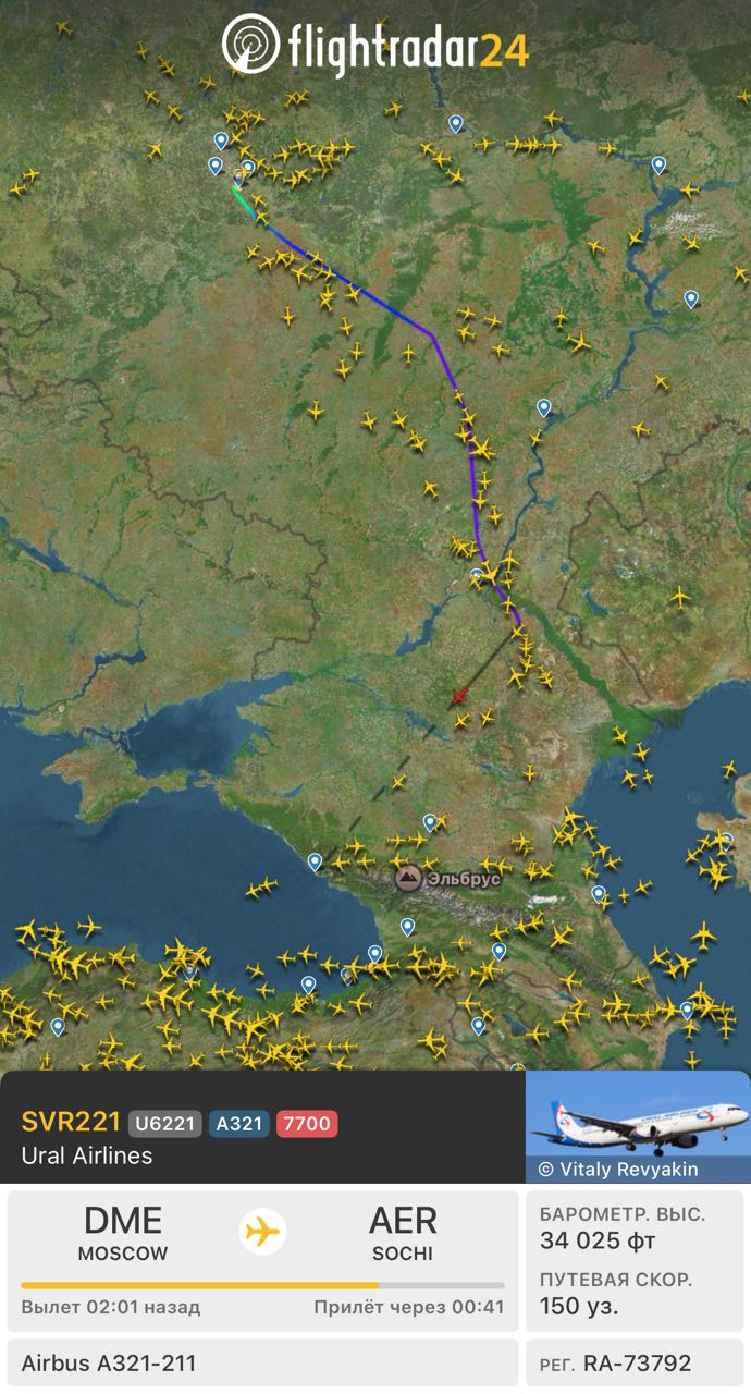 Самолет «Уральских авиалиний» Airbus A321, который летит из Домодедово в Сочи, сообщил код 7700.  Это говорит о серьезном происшествии на борту. Стоит обратить внимание, что высота более 10000 м, а скорость всего 278 км/ч.  Обновлено: в «Уральских Авиалиниях» сообщили, что в самолете сработала сигнализация, которая не позволяет безопасно продолжить полет.   Экипаж принял решение уйти на запасной аэродром и приземлился в Астрахани.