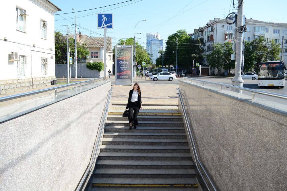 С 1 августа временно закроют подземные пешеходные переходы возле кинотеатра «Аврора»  Из-за ремонтных работ путь с улицы Красной на Шоссе Нефтяников будет проходить через Офицерскую — оттуда пешеходам нужно будет дойти до Шоссе Нефтяников. Такой же маршрут будет работать и в противоположном направлении.   Югополис   Прислать фото или видео   ‍  Читайте нас на сайте ЮГОПОЛИС
