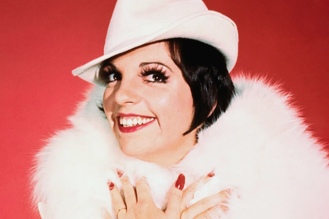 Лайза Миннелли вернулась в музыку с ИИ треком 79 летняя легенда Бродвея выпустила первый за 13 лет сингл танцевальную композицию Kids Wait Til You Hear This в жанре дип хаус Релиз состоялся при поддержке стартапа ElevenLabs Миннелли уточнила что нейросети отвечали исключительно за аранжировку а вокал записан вживую Звезда поддержала прогресс заявив что он дает артистам контроль Она посетовала что ее родители создавали сказку которой не владели а нейросети наоборот позволяют каждому быть и творцом и хозяином результата Вместе с Лайзой в эксперименте поучаствовал и Арт Гарфанкел записавший трек под сгенерированный аккомпанемент пианино   Основатель платформы Suno Майки Шулман уже окрестил ИИ Оземпиком музыкальной индустрии по его словам сейчас на нем сидят все но никто не хочет в этом признаваться settersmedia news