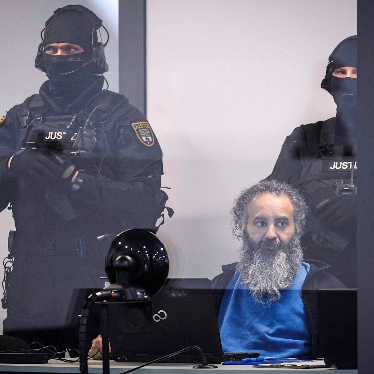 Сегодня начался суд над устроившим теракт на рождественском рынке в Магдебурге Преступника зовут Талеб Джавад аль Абдулмохсен ему 51 год родом из Саудовской Аравии а по профессии он психиатр 20 декабря прошлого года обвиняемый на автомобиле въехал на рождественский рынок и начал давить людей Шесть человек он задавил насмерть в том числе девятилетнего мальчика 338 других пострадали тем вечером на ярмарке было очень людно Сегодня на суде мужчина почти не говорил о самом преступлении пускаясь в пространные монологи о том что полиция утаивает информацию о правах женщин в Саудовской Аравии и других политических проблемах В какой то момент обвиняемый обратился к родителям ребенка которого он убил и попросил у них прощения Напомним что некоторые немецкие города отменяют рождественские рынки потому что приходится платить слишком много за меры защиты от терактов Так например отменили ярмарку в западнонемецком Оверате