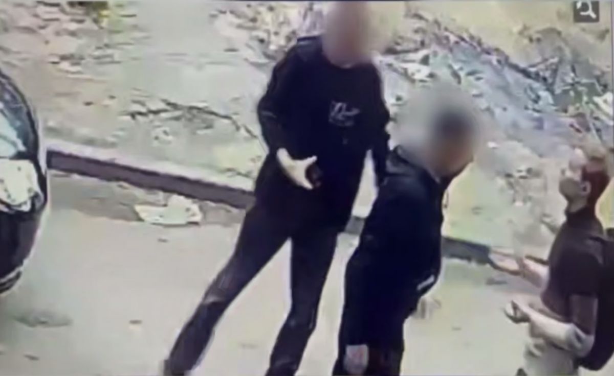В Воронеже пьяный рецидивист украл телефон у 19-летнего студента Инцидент произошел в одном из дворов по ул. Юлюса Янониса. К парню подошли двое мужчин, один из которых вывернул молодому человеку руку и отобрал смартфон. ↗ Прислать новость Подписаться