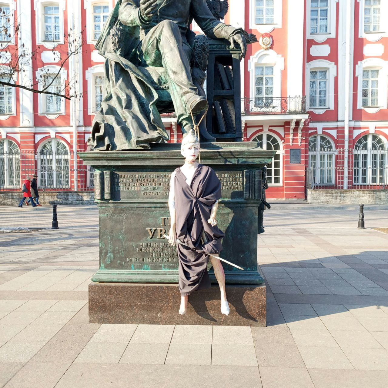 Суд в Петербурге оштрафовал на 20 тысяч рублей второго студента по протоколу об акции с манекеном у памятника графу Уварову Василеостровский районный суд Петербурга оштрафовал на 20 тысяч рублей студента СПбГУ Артем Пронько по протоколу об организации несогласованной акции, передает корреспондент «Медиазоны» из зала суда. На заседании адвокат Вероника Карагодина сообщила о доказательствах, подтверждающих, что во время акции Пронько был на другом конце города: СПбГУ подтвердил, что по его пропуску в 9:49 был осуществлен вход в здание университета в 6 километрах от места акции. Она предоставила положительные характеристики из университета и отметила, что на видеозаписи с акции не видно самого Пронько: студент был опознан свидетелями-полицейскими, которые, однако, в суд так и не явились. Поводом для административного дела стала акция «Наука мертва». По версии силовиков, 24 марта студент СПбГУ Артем Пронько и студент университета «ЛЭТИ» Степан Тимофеев подвесили манекен Минервы к ноге памятника графу Уварову у здания Двенадцати коллегий. РИА «Новости» и «Форпост» со ссылкой на источники в правоохранительных органах сообщали, что студенты причастны к «ячейке леворадикалов-троцкистов» с «управленческим центром в Великобритании». Артем Пронько отрицал это в своих соцсетях и потребовал, чтобы издания опубликовали опровержение. Взявшие ответственность за акцию активисты движения «Управление по работе с администрацией» УРА рассказали «Бумаге», что оба студента не имеют к ним отношения. Адвокат Тимофеева Вероника Карагодина сообщила изданию, что студентов задержали 21 апреля во время занятий. Вину студентов, по ее словам, доказали с помощью видеозаписей, на которых «лиц вообще не было видно». Степана Тимофеева арестовали на трое суток. Фото из телеграм-канала «Управление по работе с администрацией» Купите наш Зона VPN и всегда оставайтесь на связи с нами: