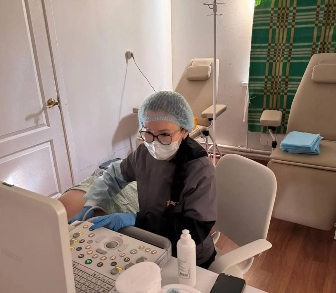 здравоохранение Онкодесант продолжает путь мобильные бригады врачей отправятся в 12 районов Якутии Проект Онкодесант который проводит Якутский республиканский онкологический диспансер в этом году расширяет географию Мобильные группы врачей онкологов в 2026 году планируют работу в Алданском Амгинском Верхневилюйском Вилюйском Ленском Олекминском Намском Нерюнгринском Нюрбинском Томпонском Чурапчинском и Усть Майском районах в 12 отдалённых районов республики Основная задача проекта сделать качественную диагностику и консультации по онкологическим заболеваниям максимально доступными для жителей всех уголков Якутии Работа десерта делится на 2 основных этапа Осмотр населения в ходе которого жители районов могут пройти обследование у ведущих специалистов Обучение местных медицинских работников центральных районных больниц для получения новых знаний и навыков В состав мобильных бригад входят онкогинеколог онкохирург маммолог врач УЗИ диагностики и эндоскопист Такой подход позволяет выявлять опасные патологии на самых ранних стадиях когда лечение наиболее эффективно Проект является частью национального проекта Продолжительная и активная жизнь инициированного Президентом РФ Владимиром Путиным и направлен на повышение доступности медпомощи Онкодесант дополняет системную работу по развитию онкологической службы в республике которая включает работу современного Онкологического центра в Якутске и оснащение медучреждений новейшим оборудованием gazetalenskiyvestnik