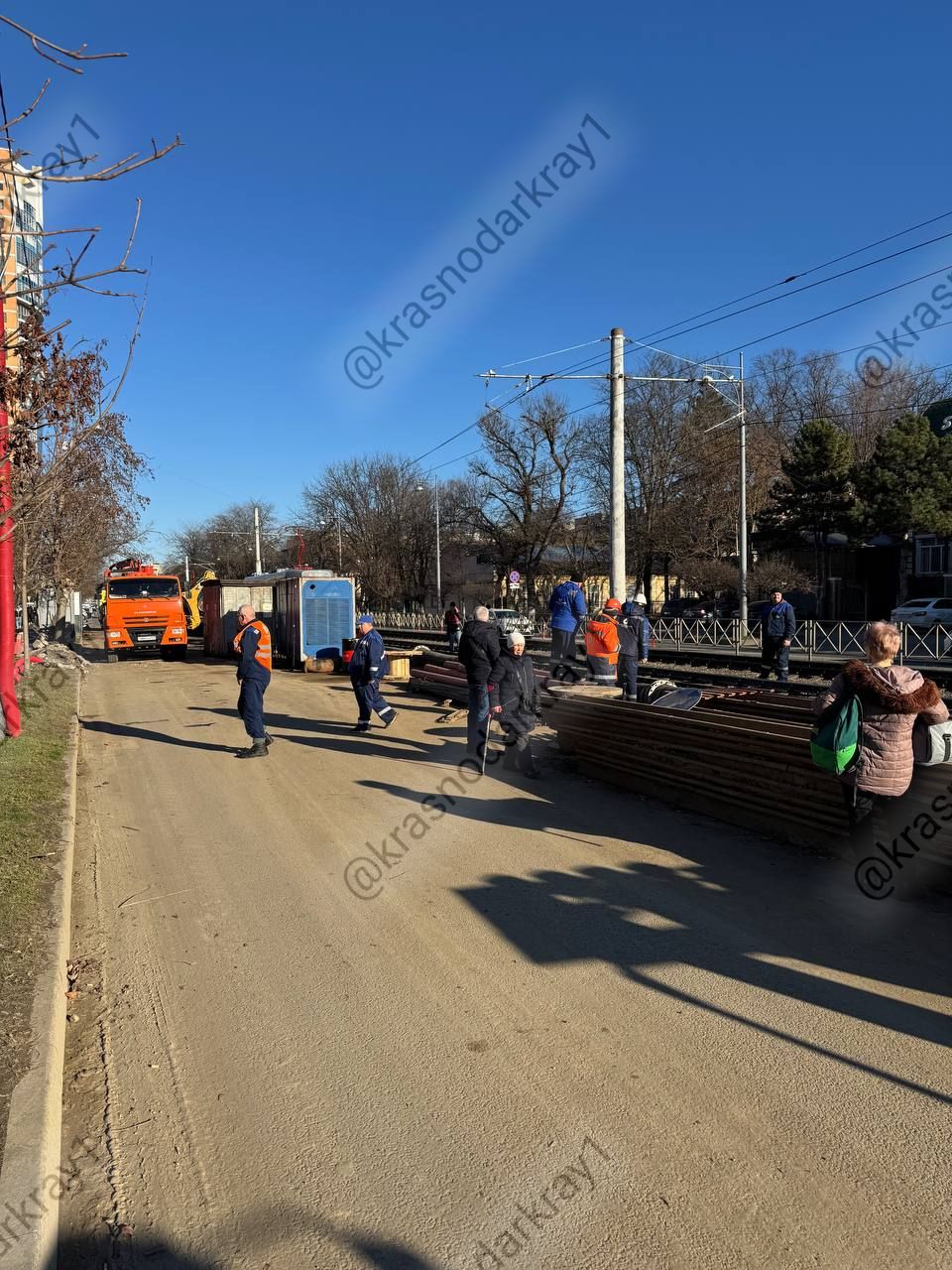 В Краснодаре опять обвалился грунт на Московской   на том же участке   - сообщает наш подписчик.  Не пускают трамваи от Петра Метальникова в сторону 40 лет.   ‼  Из-за провала грунта между улицами Зиповской и 40 лет Победы остановлено движение трамваев маршрутов № 5, 8, 15, 21 и 22. - официальная информация.  Ваши видео высылайте нам в бот     Подпишись поделись      Прислать  видео новость