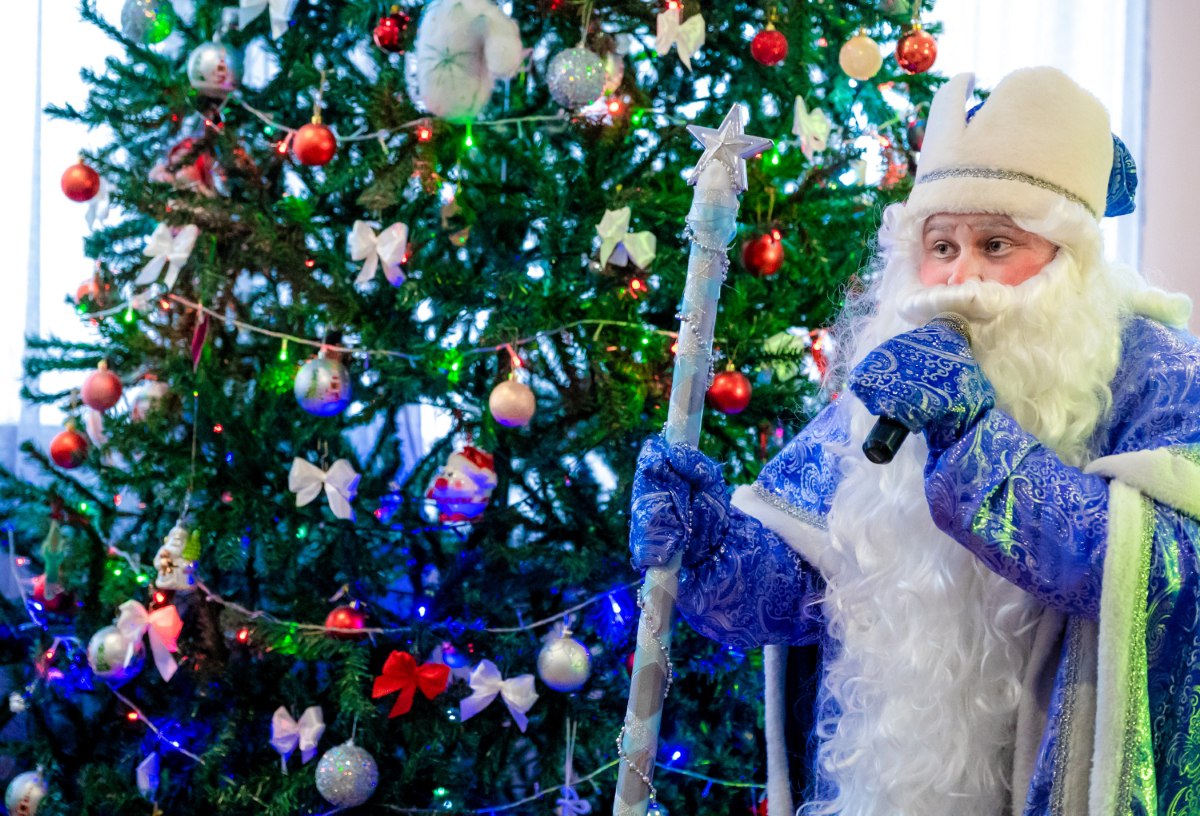 Студенческие отряды устроили новогодний праздник для детей Карабаша   gubernia74 ru articles society 1137784 В Карабаше прошла благотворительная акция Новый год в подарок которую организовали студенческие отряды Челябинской области В этом году волонтеры подарили праздник 46 детям из социально незащищенных семей Это не просто раздача подарков Это создание целого праздника в котором дети становятся со творцами чуда для своих сверстников рассказала организатор акции комиссар педагогического отряда Апельсин Южно Уральского государственного университета Мария Сподарь   t me chgub