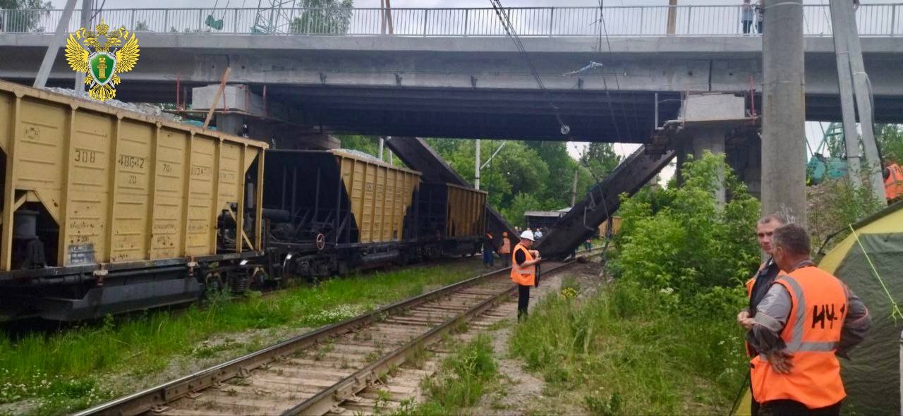 Транспортной прокуратурой по факту железнодорожного инцидента в Пермском крае организована проверка По предварительной информации, днем 14 июня 2025 года на станции Шибаново Свердловской железной дороги на путепроводе, расположенном на автомобильном мосту над железнодорожными путями, во время ремонтных работ произошло частичное обрушение части конструкции, которая упала на железнодорожный путь, рядом с грузовым вагоном поезда. В результате инцидента никто не пострадал. На месте работает восстановительный поезд. Пермской транспортной прокуратурой организована проверка исполнения требований законодательства о безопасности движения и эксплуатации железнодорожного транспорта.