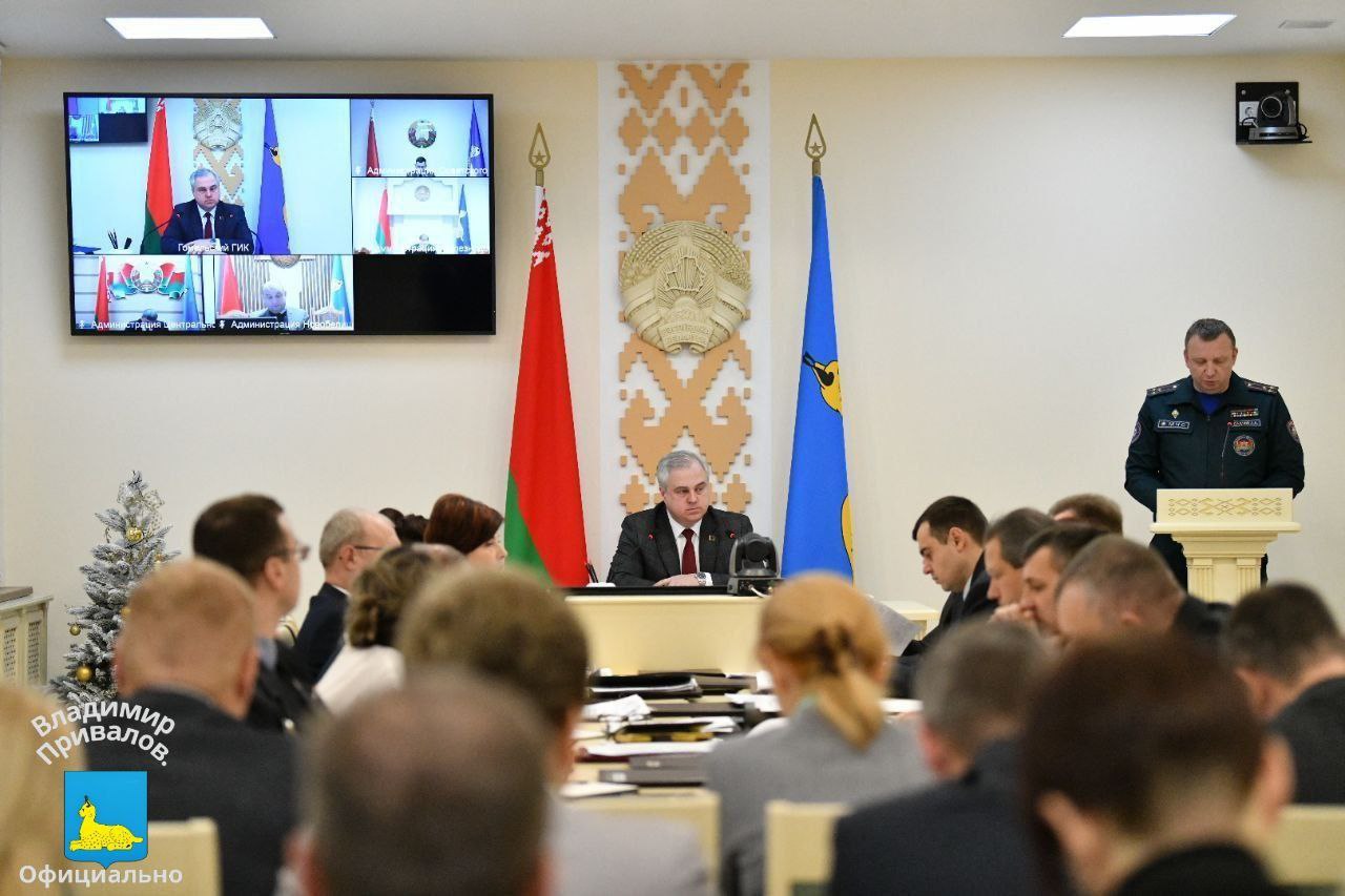Очередное аппаратное совещание в горисполкоме началось с представления директора КУДП Управление капитального строительства города Гомеля Владимира Бурмистрова Владимир Иванович имеет значительный опыт работы в строительной отрасли Далее были рассмотрены ключевые аспекты жизнедеятельности города Особое внимание было уделено вопросам связанным с чрезвычайными ситуациями произошедшими за прошедшую неделю а также мерам по обеспечению охраны общественного порядка В связи с прошедшими снегопадами и в условиях усилившихся морозов все службы продолжают работу в режиме повышенной готовности для оперативного реагирования на возможные нештатные ситуации В ходе совещания также был поднят вопрос об устранении выявленных проблемных вопросов обозначенных жителями города На прямые телефонные линии поступило 25 звонков все вопросы решены 168 обращаний поступило на горячие линии организованные в связи с неблагоприятными погодными условиями Вопросы решались оперативно Подписывайтесь