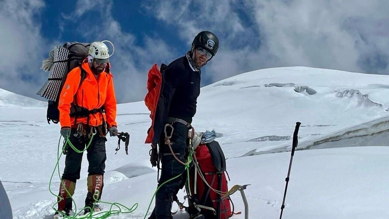 Известный словацкий альпинист Ондрей Гусерка погиб во время спуска с одной из высочайших вершин Непала  Об этом рассказал партнер Гусерки чех Марек Голечек. По словам чеха, они с Гусеркой достигли вершины горы Лантанг Лирунг  7234 метра , однако во время спуска словацкий альпинист провалился в трещину - по всей видимости, откололся кусок льда.  Чех сам спустился в расщелину и нашел там напарника. Тот еще был жив и попросил его вытащить. Чешский альпинист смог вытащить Гусерку из расщелины, но двигаться дальше тот не мог. По словам Голечека, у его товарища был сломан позвоночник. Тогда чех двинулся за помощью в лагерь.  Первая спасательная операция не увенчалась успехом, следующая должна была состояться в воскресенье утром по местному времени, однако вертолет не смог взлететь из-за плохих условий полета. Лишь недавно спасателям удалось добраться до места трагедии и констатировать смерть альпиниста.