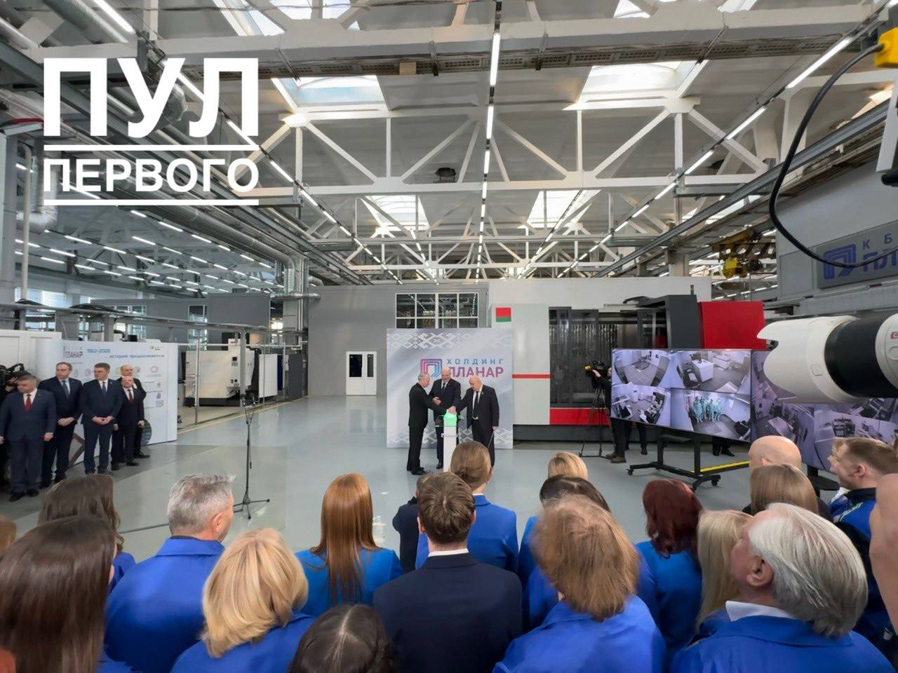 Президент дал старт работе уникального производства в сфере микроэлектроники на предприятии Планар Новый центр единственный на территории стран бывшего СССР комплекс позволяющий изготавливать изделия технологического уровня 90 нм критически необходимые для создания передовых образцов оборудования электронного машиностроения Александр Лукашенко подчеркнул что в сфере микроэлектронной промышленности надо и далее бежать на полшага впереди и выдавать продукцию востребованную во всем мире Фото Пул Первого Минск Новости MINSKNEWS BY Telegram Viber FB VK Inst TikTok YouTube