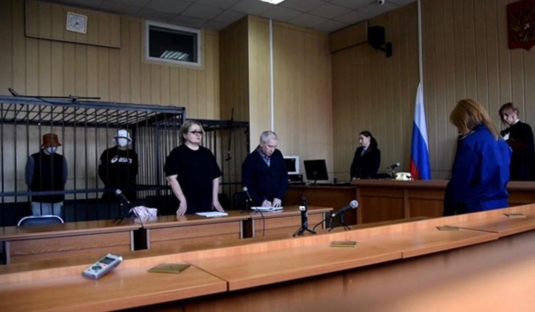 В Новосибирской области двум подросткам 18 и 22 лет вынесли приговор по делу о диверсии железной дороги на станции Чемской. Об этом сообщили в пресс-службе Транспортной полиции Сибири. По версии следствия, в ноябре 2023 года обвиняемым, одному из которых не было 18 лет, по заданию неизвестного куратора подожгли релейный шкаф. За это им обещали денежное вознаграждение. Преступный умысел привел к задержке поездов. Ущерб оценили в 65 тысяч рублей. Суд назначил 18-летнему обвиняемому шесть лет колонии общего режима и второму 12 лет колонии строгого режима по пункту «а» части 2 статьи 281 УК РФ – диверсия. #новосибирск