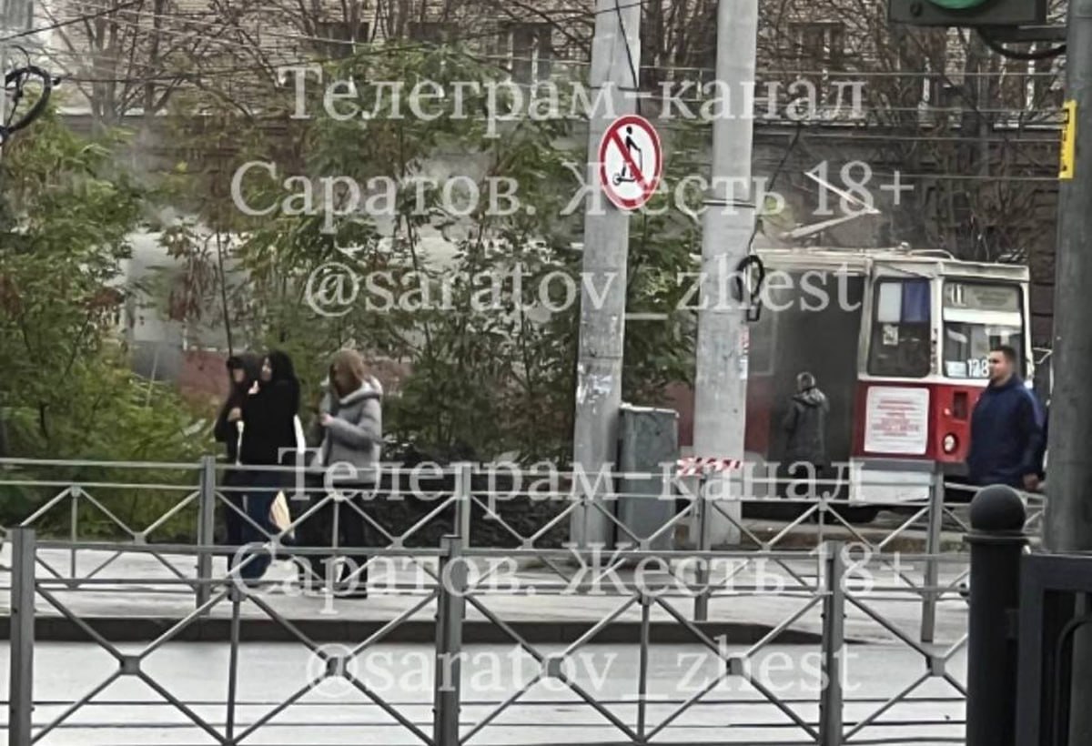 Трамвай загорелся в центре Саратова инцидент произошел около X корпуса СГУ В пресс службе ГУ МЧС региона рассказали что тревожный вызов поступил в управление около 17 00 На место происшествия выехали две пожарные бригады По информации мэрии на указанном месте прервано движение трамваев 11 Чиновники связали инцидент с неисправностью состава Фото телеграм канал Саратов Жесть саратов саратовскаяобласть