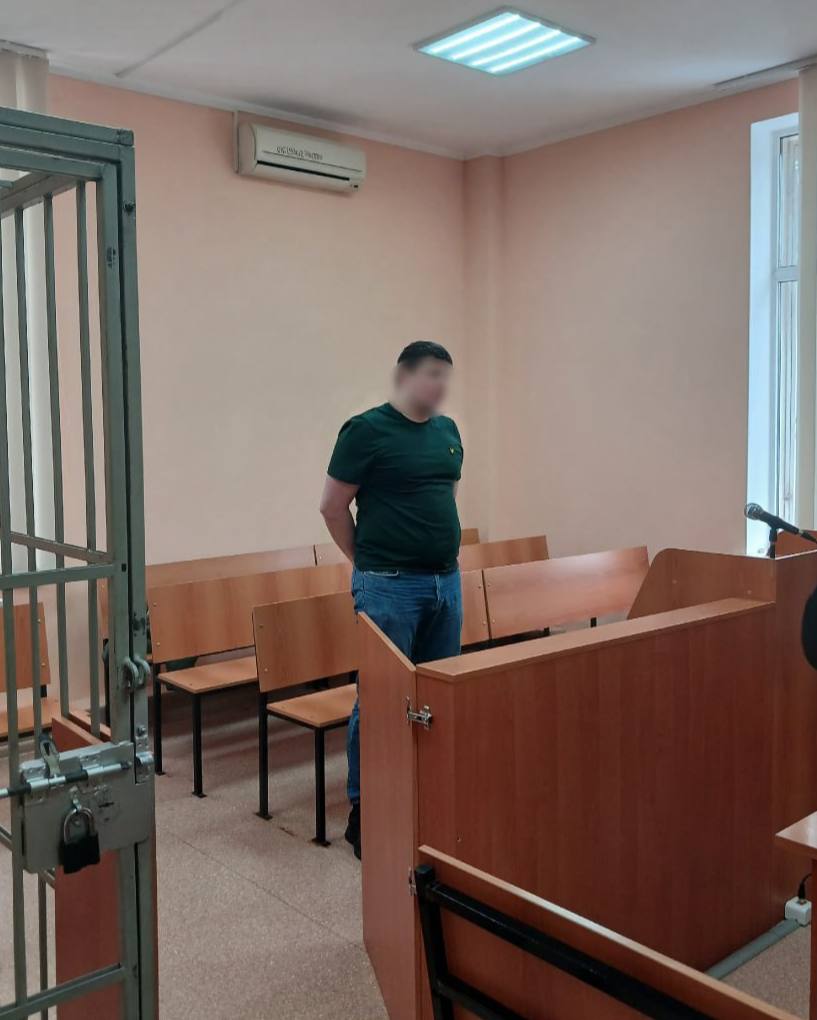 Калининградец укусил полицейского и получил реальный срок В апреле 2025 года мужчина устроил ночной скандал в квартире на улице Шевцовой Соседи вызвали полицию При задержании мужчина напал на сотрудников схватил одного из них за форму и попытался ударить его в лицо Когда стражи порядка надели на него наручники он укусил одного из них за бедро Суд назначил мужчине 2 года лишения свободы в колонии общего режима Подписаться Прислать новости