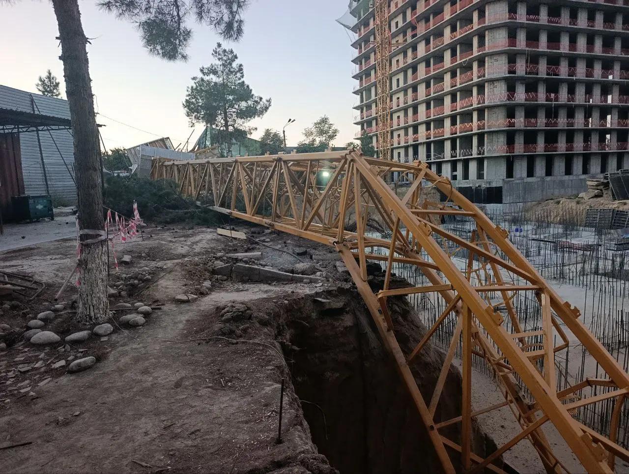 В результате крушения башенного крана на стройке ЖК Домбрабад Сити скончался крановщик еще двое рабочих получили ранения их доставили в больницу при работах не были соблюдены технические требования опорные части крана не были зафиксированы