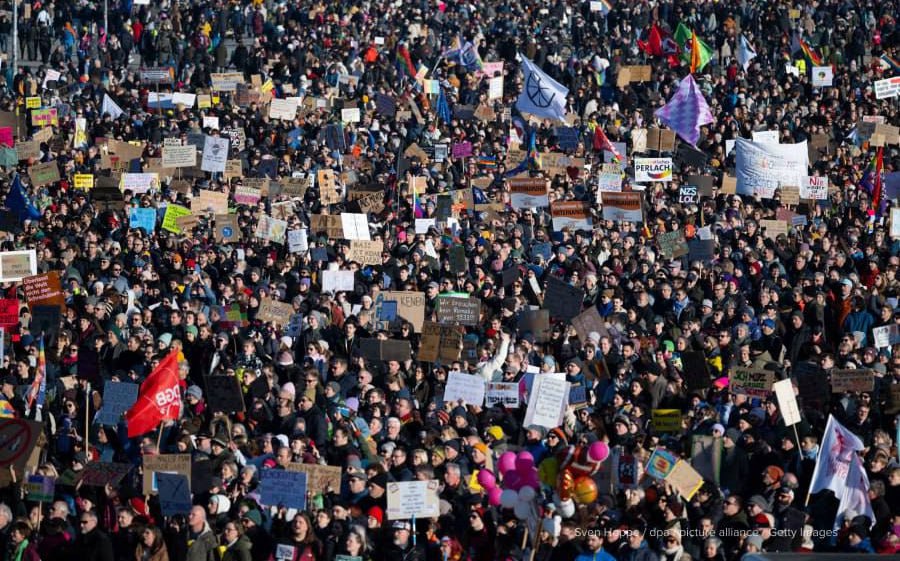 В Мюнхене более 250 тысяч человек вышли на акцию против партии правой популистской партии «Альтернатива для Германии»  Митинги прошли по всей Германии. По оценке полиции, на акцию в Мюнхене вышли около 250 тысяч человек. Демонстранты выступали «против правого экстремизма» и «людей, разжигающих ненависть и ставящих под сомнение основной демократический порядок».   Через две недели в Германии пройдут досрочные выборы в бундестаг. Сопредседательница АдГ, 45-летняя Алис Вайдель, возглавила предвыборный список партии и стала кандидатом в канцлеры Германии. Согласно опросам, АдГ может занять на выборах второе место, получив около 20% голосов.