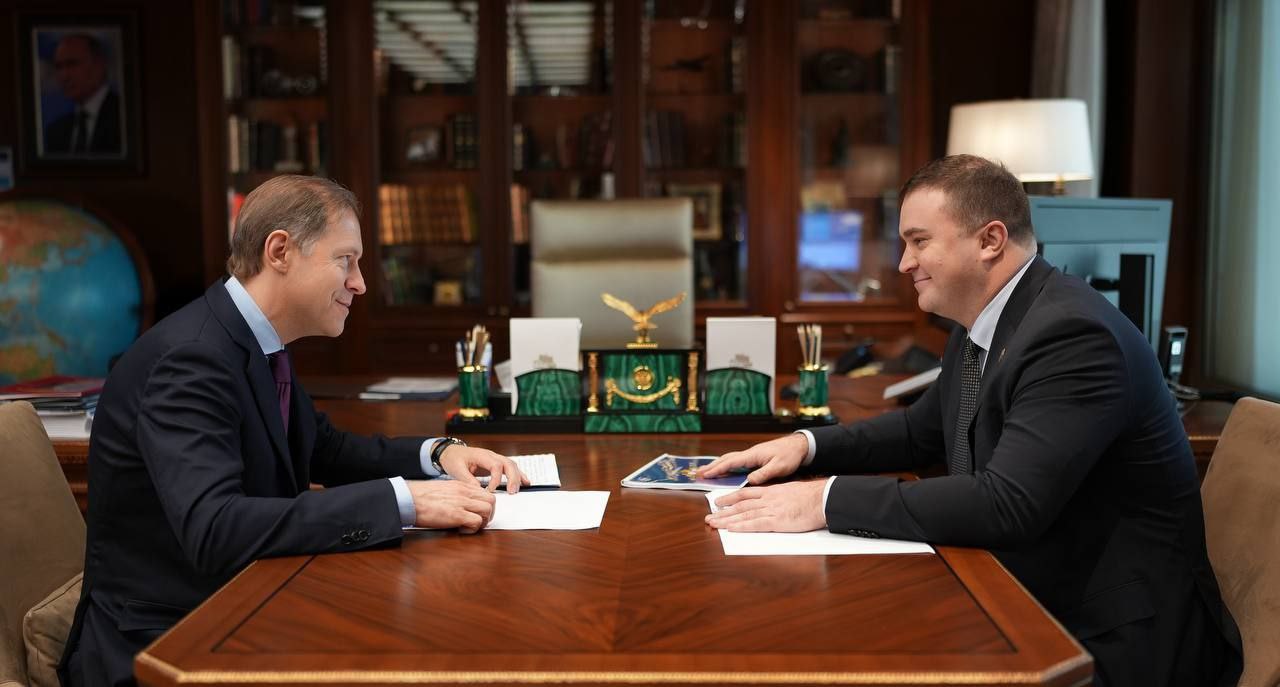 Мантуров и Хоценко обсудили создание в Омске нового шинного завода Состоялась рабочая встреча первого зампреда правительства РФ Дениса Мантурова и губернатора Омской области Виталия Хоценко Обсуждались итоги развития промышленности Омской области в 2025 году и планы на ближайшие годы Как сообщил Хоценко индекс промышленного производства в Омской области достиг 103 Отдельное внимание в ходе встречи было уделено перспективным инвестиционным проектам Губернатор обсудил с первым зампредом правительства РФ создание в Омске нового шинного завода с объемом инвестиций порядка 50 млрд рублей и развитие предприятий ОПК