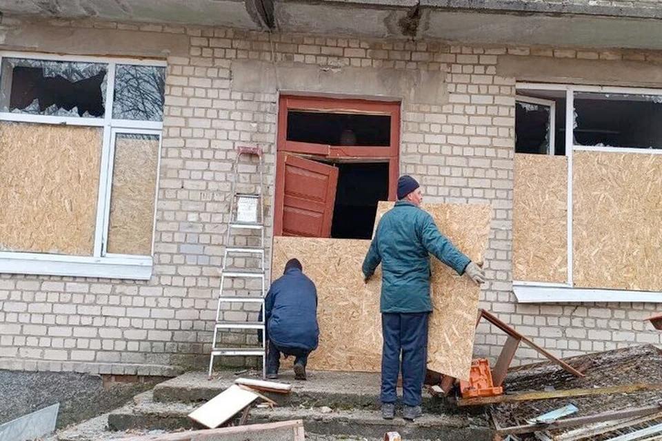 В Новой Каховке заделывают окна после обстрелов ВСУ    Коммунальщики в Новой Каховке приступили к восстановительным работам после серии вражеских обстрелов. Крайне востребованы пиломатериалы, позволяющие заколачивать выбитые осколками и взрывной волной стекла.  «В связи с повреждениями, причиненными обстрелами, наши специалисты оперативно приступили к заделке окон в домах, которые пострадали в результате этих инцидентов. На сегодняшний день проводятся все необходимые мероприятия по ремонту повреждений, все возможное для того, чтобы вернуть комфорт и безопасность в наши дома», - сообщает администрация городского округа Новая Каховка.  Ремонту способствуют поставки гуманитарной помощи из соседних регионов РФ, часть груза как раз составляют ОСБ-листы, которые используют на работах по забивке окон.