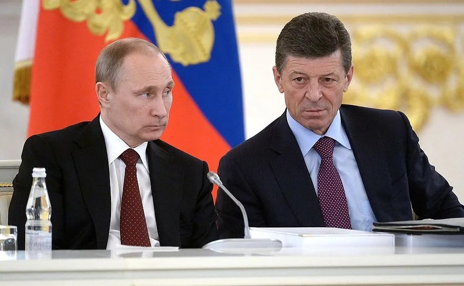 РБК узнал что экс чиновник из штаба Путина предлагал президенту судебную экономическую и политическую реформы Речь про заместителя руководителя Аппарата президента Дмитрия Козака ударение на первый слог Он занимал высшие должности в команде президента с 2003 года по сентябрь 2025 го В этом году Козак подал в отставку До этого в 2025 м он предложил ряд реформ В своей концепции Козак отметил что перед Россией стоят глобальные и внутренние вызовы среди них риск технологического отставания угрозы полного торгового эмбарго игнорирование личных прав граждан демографические и миграционные тенденции а также другое Ответом на эти угрозы может по мнению Дмитрия Козака стать значительно обновленная и привлекательная демократическая модель развития России в том числе за счет исключения ошибок западных демократий с внедрением модернизированных механизмов и институтов функционирования государства и общества пишет РБК Дмитрий Козак предложил экономическую реформу Она свелась к декриминализации экономических преступлений и повышению уголовной ответственности за уклонение обман и игнорирование суда и его решений Экс чиновник также предложил вводить дополнительную задержку при изменениях налогов чтобы бизнес лучше адаптировался Судебная реформа ещё одно предложение Козака Он предложил повысить независимость судебной системы Вмешательство в их работу он призвал приравнять к тяжким преступлениям Дмитрий Козак также предложил существенно поднять зарплаты и ужесточить наказание для сотрудников правоохранительных органов и спецслужб Экс чиновник также предложил полную деполитизацию спецслужб Внешнюю политику Козак предложил выстраивать по аналогии с Евросоюзом формирование евразийского содружества с сохранением суверенитета стран РФ if market news