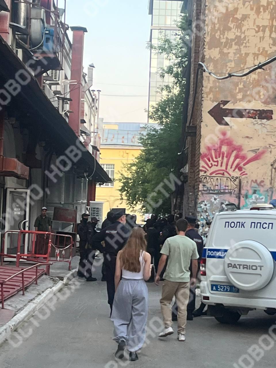 Силовики сорвали концерт певицы Наташи Четверио в Екатеринбурге, передают проект «ОВД-инфо» и издание RusNews. Полицейских сопровождали представители ультраправой «Русской общины». Как рассказали очевидцы, у зрителей проверили документы и телефоны, в том числе страницы в соцсети, а также спросили их об отношении к ЛГБТ и войне с Украиной. По неподтверждённой информации, несколько человек было задержано. Что именно им вменяют, не сообщается. Осенью силовики сорвали концерт певицы и антифашистки Н. Четверио в Петербурге. Тогда один из полицейских сказал, что она находится в некоем списке «нежелательных» артистов. Несколькими месяцами ранее у исполнительницы провели обыск по делу о госизмене против бывшего издателя «Медиазоны» Петра Верзилова, а в 2022 году Минюст внёс кавер Н. Четверио на песню «Смерть ментам» в перечень «экстремистских». Фото и видео: «Осторожно, новости» / Telegram /Новости