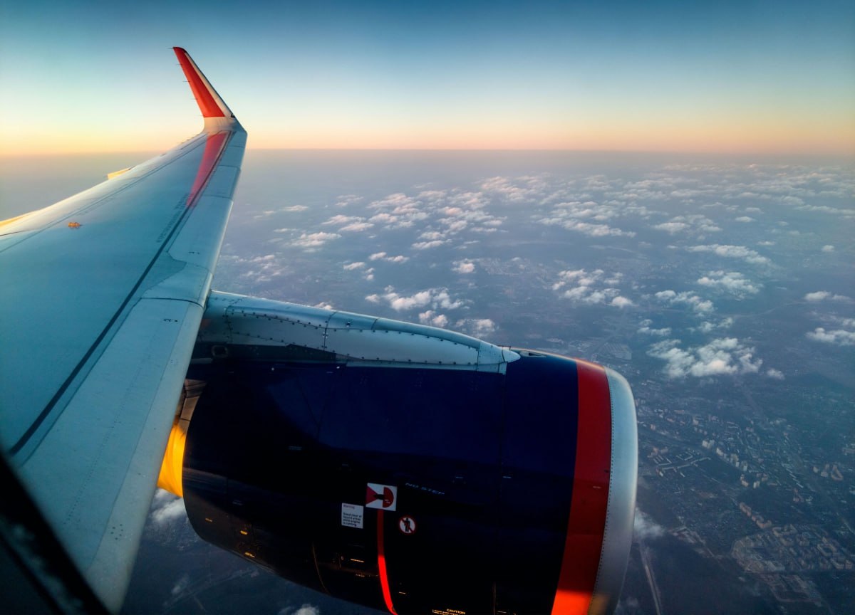 В челябинском аэропорту отметили рост пассажиропотока почти на два процента За первый месяц этого года через челябинский аэропорт имени И В Курчатова прошли 154 372 человека В сравнении с аналогичным периодом 2025 го рост пассажиропотока уже превысил 1 9 процента В этом году из Челябинска можно улететь по 26 прямым направлениям 18 из них это внутренние авиарейсы также открыты четыре направления в страны СНГ и столько же в государства дальнего зарубежья Читайте Губернию теперь и в МАХ