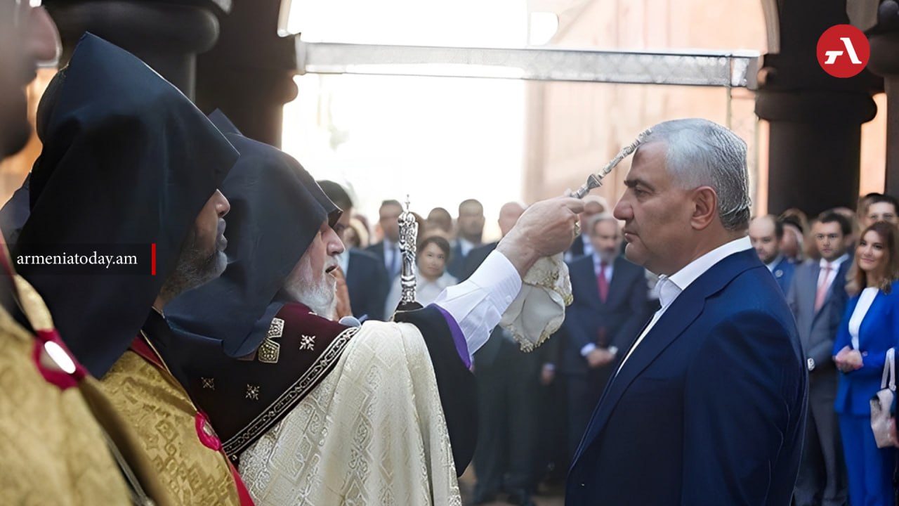 Группа по защите Церкви и национальных ценностей в рамках движения По нашему намерена восстановить диалог государства и церкви а также будет препятствовать атакам властей на ААЦ Об этом в обращении из заключения заявил инициатор движения глава ГК Ташир Самвел Карапетян Он подчеркнул что необходимо сделать всё возможное чтобы в будущем ни одна маленькая группа даже думала о попытке новых нападений на этот важнейший национальный институт С учётом конституционных основ этот вопрос может быть решён быстро считает Карапетян По его словам обсуждения с экспертами приведут к выработке оптимальной формулы Подписаться на нас