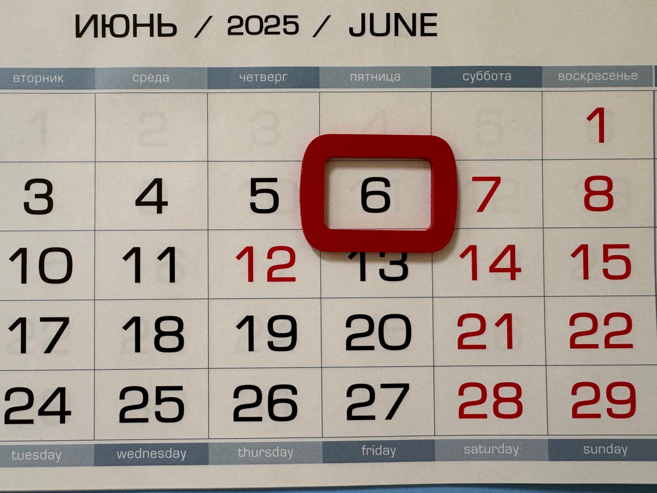 Курбан-Байрам в Крыму стал праздником единения и официальным выходным Как подчеркнула начальник отдела религиозных мероприятий ЦРО ДУМК Зенифе Аблаева, такое внимание к праздникам со стороны властей — уникальное явление. «Такого не было в истории Крыма — чтобы религиозные праздники становились выходными. Это большая заслуга Главы РК Сергея Валерьевича Аксёнова», — отметила она. По словам Аблаевой, Курбан-Байрам в Крыму давно перерос рамки исключительно мусульманского события и стал символом гостеприимства и добрососедства. «Мы приглашаем не только мусульман, но всех крымчан и гостей полуострова. Курбан-Байрам — это праздник открытых дверей, единения, добрососедства. И, конечно, по традиции мы всех угостим праздничным пловом», — рассказала она. Фото: «Радио Крым» ЭКСКЛЮЗИВ
