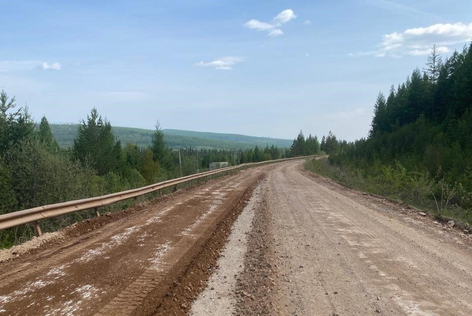 В этом году в Казачинско-Ленском районе отремонтируют 12,6 км дорог По поручению Губернатора Приангарья Игоря Кобзева с ходом работ ознакомился министр транспорта и дорожного хозяйства Иркутской области Максим Лобанов. «В Казачинско-Ленском районе повысилась интенсивность движения автотранспорта. Это связано с реализацией инвестиционных проектов. В их числе – строительство газопровода «Сила Сибири», модернизация Байкало-Амурской магистрали «БАМ 2.0». Дороги испытывают нагрузки, на которые они не рассчитаны», – сказал Максим Лобанов. По нацпроекту «Инфраструктура для жизни» в августе начнут капремонт дороги Усть-Кут – Уоян со 182 по 192,9 км. Там установят водопропускные трубы, обустроят водоотвод, уложат асфальт. При поддержке ООО «Газпром Инвест» ремонтируют мосты через реки Окукихта и Балдахинья. Для восстановления изношенного покрытия привлечено 5 дополнительных единиц техники. На участке до Улькана начато устранение выбоин. В ближайшие 2 недели на отдельных участках дороги проведут обеспыливание.