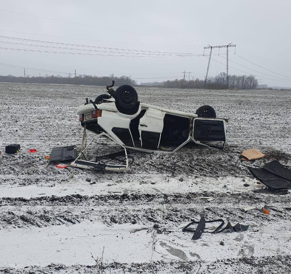 В Грибановском районе Воронежской области в ДТП пострадали две женщины.   Житель Новохоперского района, управляя автомобилем ВАЗ-2114, съехал с дороги и опрокинулся   Пострадали две пассажирки.   Фото: Полиция Воронежской области     Подписаться Типичный Воронеж