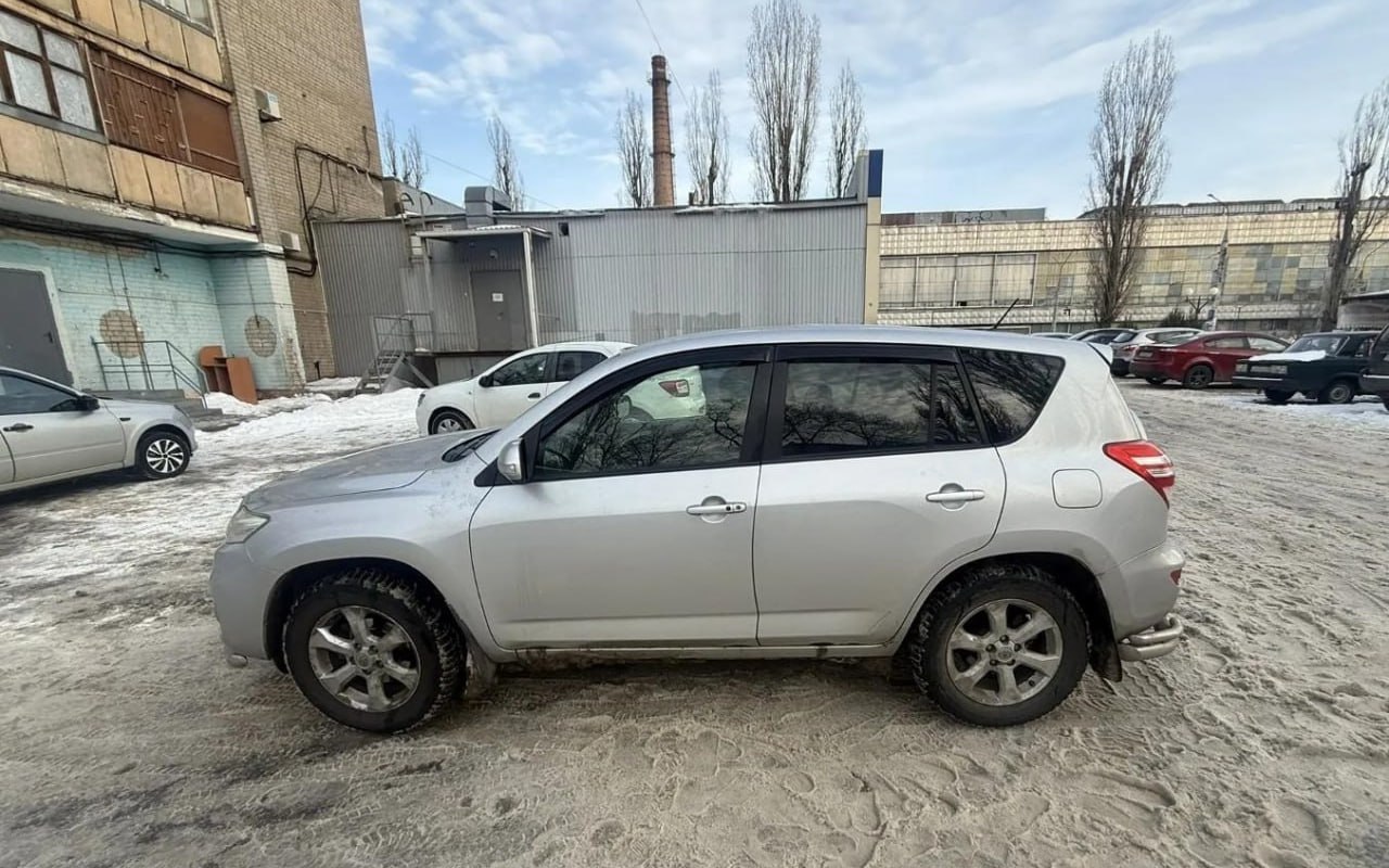 26 летний пешеход попал под колёса Toyota RAV4 во дворе дома 189 на Ленинском проспекте ДТП произошло накануне днём 23 февраля За рулём кроссовера находился 60 летний водитель Он сбил пешехода когда тот шёл по ходу движения автомобиля В результате наезда горожанин получил травмы Его доставили в больницу vrn aif ru incidents crash krossover sbil 26 letnego peshehoda vo dvore zhilogo doma v voronezhe aifvrn