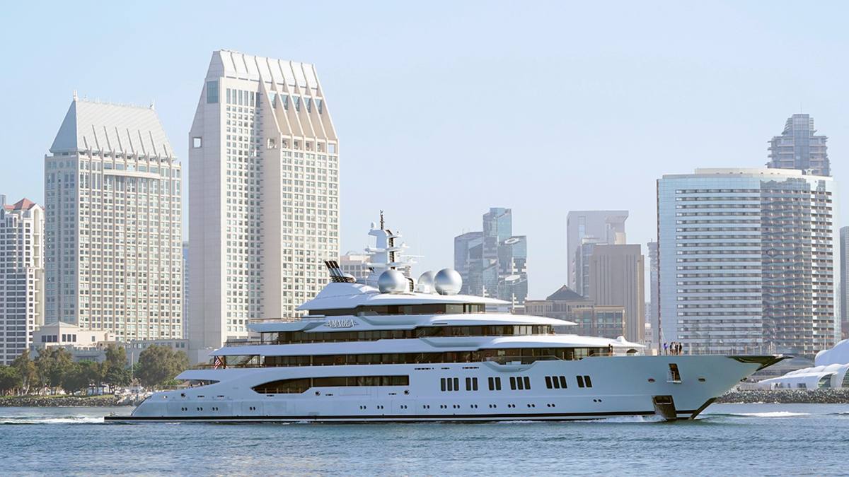 Власти США выставили на закрытый аукцион яхту Amadea, которую ранее арестовали как имущество, предположительно связанное с Сулейманом Керимовым.   Как сообщили в Минюсте США, торги пройдут 10 сентября в Сан-Диего, где сейчас и находится судно.   Яхта была конфискована по решению американского суда в 2022 году. Победителем станет участник, предложивший наивысшую цену.