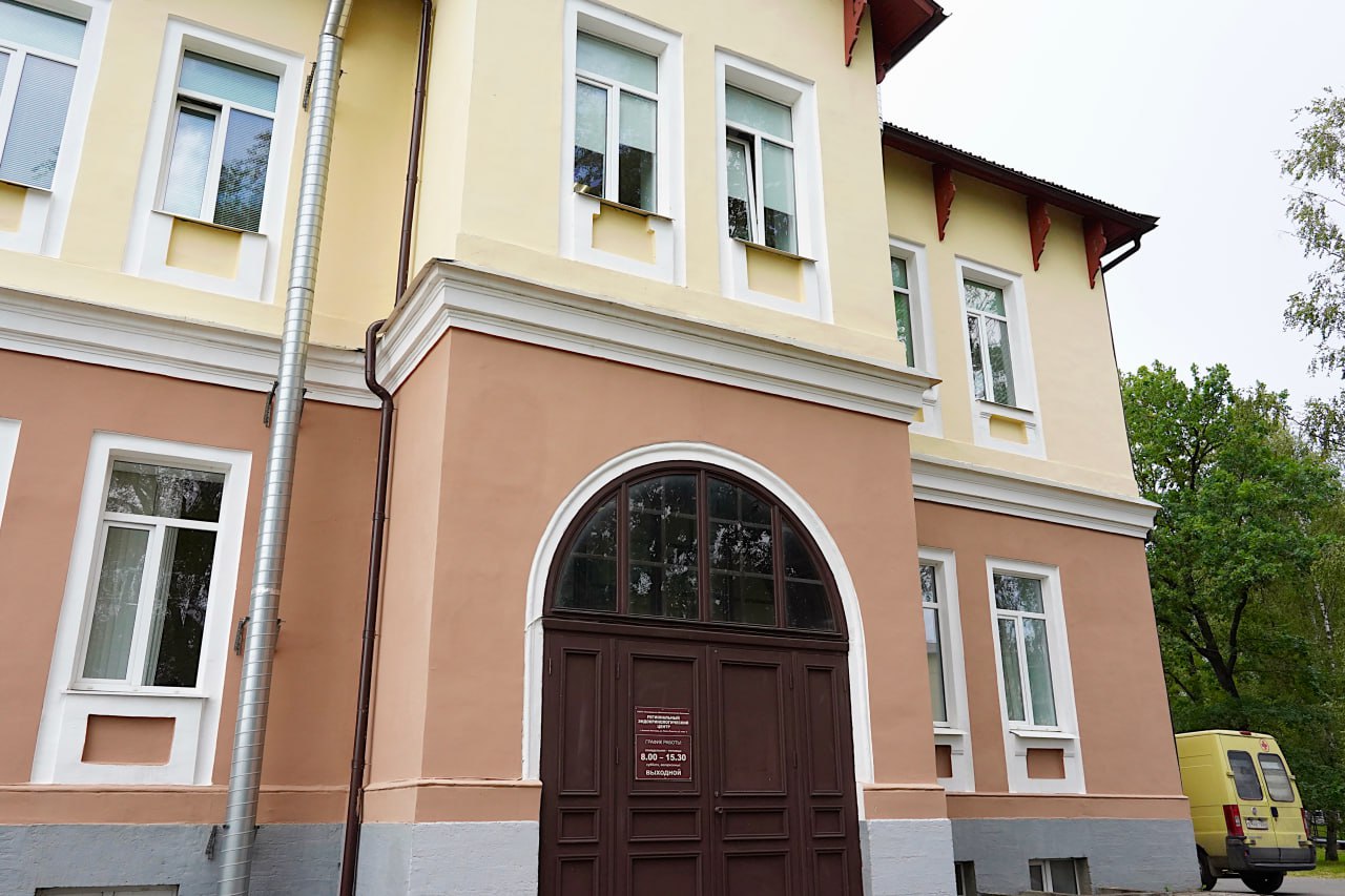 В Новгородской областной клинической больнице работает Региональный эндокринологический центр. Пациенты с сахарным диабетом и другими заболеваниями эндокринной системы получают здесь комплексную помощь – от обучения основам правильного образа жизни до борьбы с осложнениями. Одно из опасных и распространенных осложнений сахарного диабета – синдром диабетической стопы. В специальном кабинете центра специалисты выявляют изменения стоп, деформации, которые могут привести к повреждениям и язвам. – Помимо этого определяется пульсация, нарушение всех видов чувствительности и нарушение кровоснабжения. Мы даем рекомендации по дальнейшему наблюдению и уходу за ногами. В критической ситуации направляем в профильное отделение для оказания экстренной помощи, – пояснила Оксана Кудряшова, заведующая Региональным эндокринологическим центром. Не реже одного раза в год рекомендуется проходить осмотр врача-офтальмолога. В центре кабинет оснащен современным оборудованием, благодаря которому врач не пропустит признаки развития осложнений. – Сахарный диабет поражает в первую очередь сосуды, в том числе, сосуды сетчатки. Важно выявить изменения глазного дна и не пропустить диабетическую ретинопатию, которая может привести к отслойке сетчатки и потере зрения, – подчеркнула Дарья Горяева, врач-офтальмолог Регионального эндокринологического центра. И все же, осложнения лучше предотвратить, чем лечить, поэтому одно из важнейших направлений работы – Школа для пациентов с сахарным диабетом. Набор знаний, который получают слушатели за 5-6 занятий, помогает вовремя оказать себе помощь, а также понять, как жить с этим диагнозом. – Я болею диабетом с детства, но знания нужно постоянно обновлять. Приходится следить за уровнем сахара в крови, искать причины, по которым происходят скачки. Самая актуальная тема для меня сейчас – уход за ногами, – поделилась Людмила Облыгина, которая пришла на занятие. Запись в Школу для пациентов с сахарным диабетом по телефонам: 8-921-194-37-48 или 8-921-194-37-34 по рабочим дням с 8:00 до 15:00. Региональный эндокринологический центр открылся в Новгородской областной больнице весной этого года в рамках нацпроекта «Продолжительная и активная жизнь».
