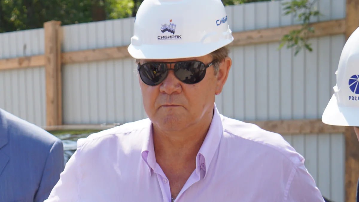 Суд изменил меру пресечения учредителю УСК Сибиряк Владимиру Егорову с заключения под стражу на запрет определенных действий Как писал Ъ Сибирь основатель строительной компании находился в СИЗО с ноября 2024 года Тогда его задержали правоохранители по делу о мошенничестве при строительстве переезда через Северное шоссе в жилом районе Солонцы 2 в Красноярске Ущерб от действий бизнесмена следствием оценивается в 71 млн руб В январе 2025 года Владимир Егоров стал фигурантом еще одного уголовного дела По версии следствия он снизил затраты при строительстве 14 пятиэтажных домов в микрорайоне Юбилейный для расселения граждан из аварийного жилого фонда Сумма ущерба бюджету на тот момент оценивалась в 163 млн руб Александр Дегтярев dela ru Коммерсантъ  Подписывайтесь на Ъ Сибирь