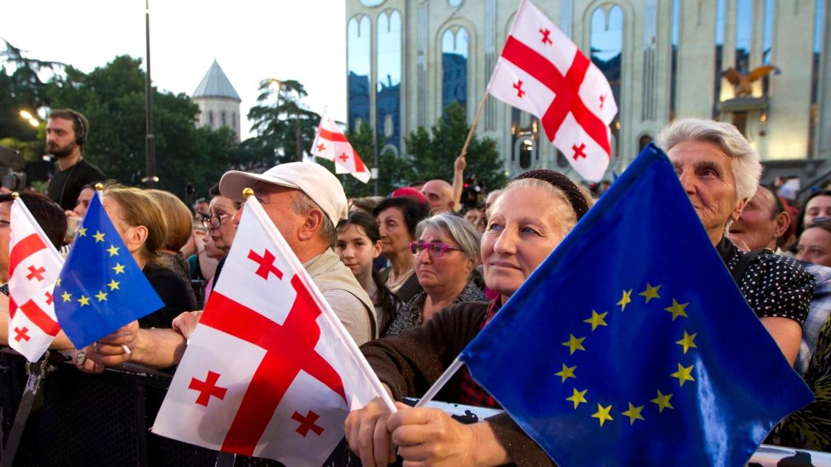 В ЕС пригрозили властям Грузии последствиями за усилия по прекращению митингов, назвав происходящее насилием против мирных протестующих  «ЕС решительно осуждает насилие против мирных протестующих, которые твердо стоят за свое европейское и демократическое будущее. Эти действия правительства Грузии будут иметь прямые последствия для наших отношений», - говорится в совместном заявлении главы евродипломатии и еврокомиссара.  Также ранее ЕС обещал отменить безвизовый въезд для граждан Грузии, если их направление не будет перестроено.     Гуд Афтенун   Новости