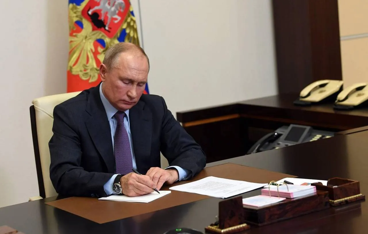 Президент РФ Владимир Путин подписал указ об утверждении 40 членов Общественной палаты по квоте главы государства В прошлый раз состав ОП менялся в апреле 2023 года В число членов ОП вошли председатель Совета Исследовательского центра частного права им С С Алексеева при Президенте РФ член Бюро Президиума АЮР Лидия Михеева декан факультета права профессор Департамента публичного права НИУ Высшая школа экономики член Правления АЮР Вадим Виноградов В состав Общественной палаты входят 172 человека Из них 40 утверждаются по президентской квоте 89 выдвигают общественные палаты субъектов РФ 43 общественные объединения и НКО Срок полномочий составляет 3 года