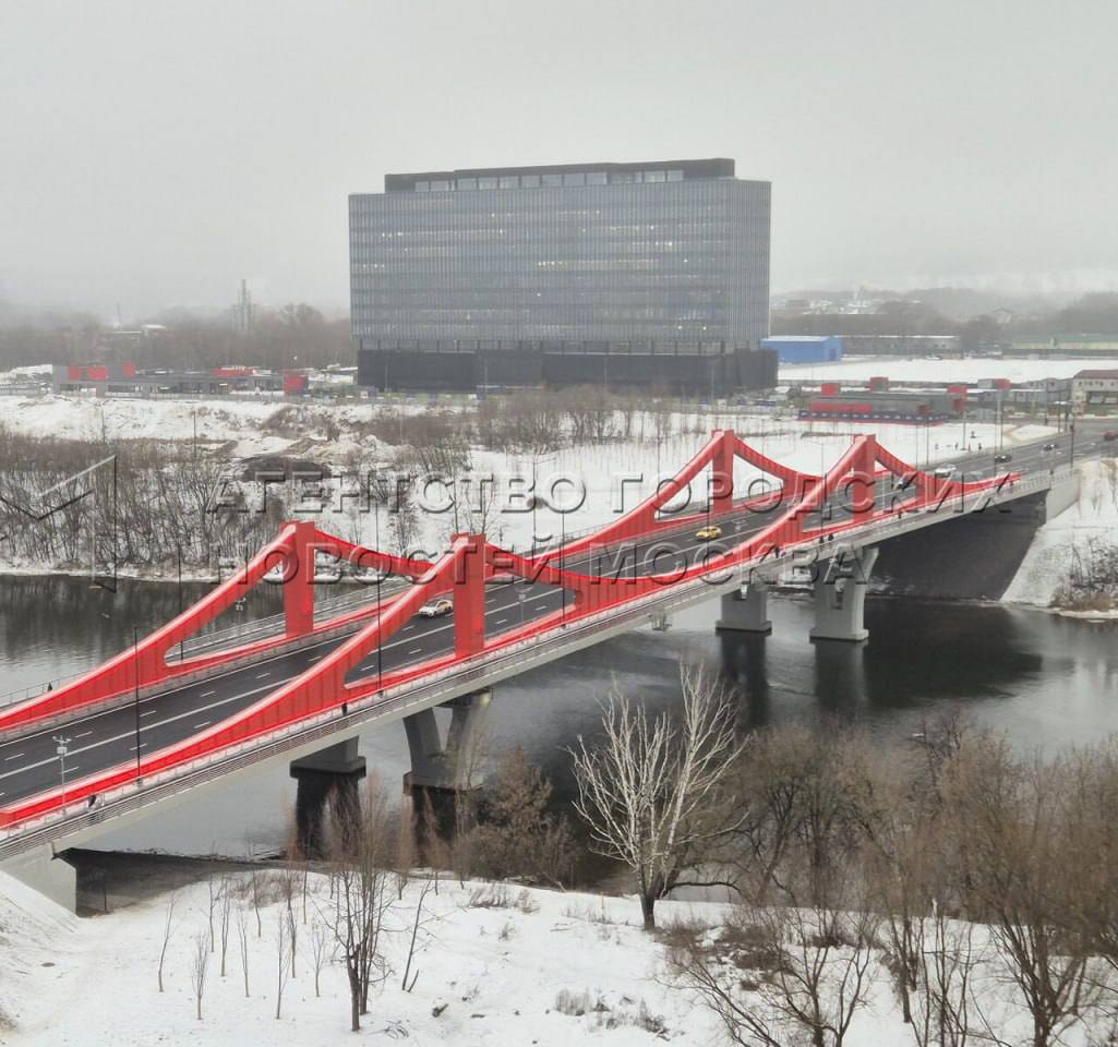 Мост через Москву-реку открыли на 4 месяца раньше срока.   Теперь москвичам будет проще добраться в районы Филевский Парк и Хорошево-Мневники. В строительстве и проектировании находятся еще подобных 5 объектов.    Первый Московский