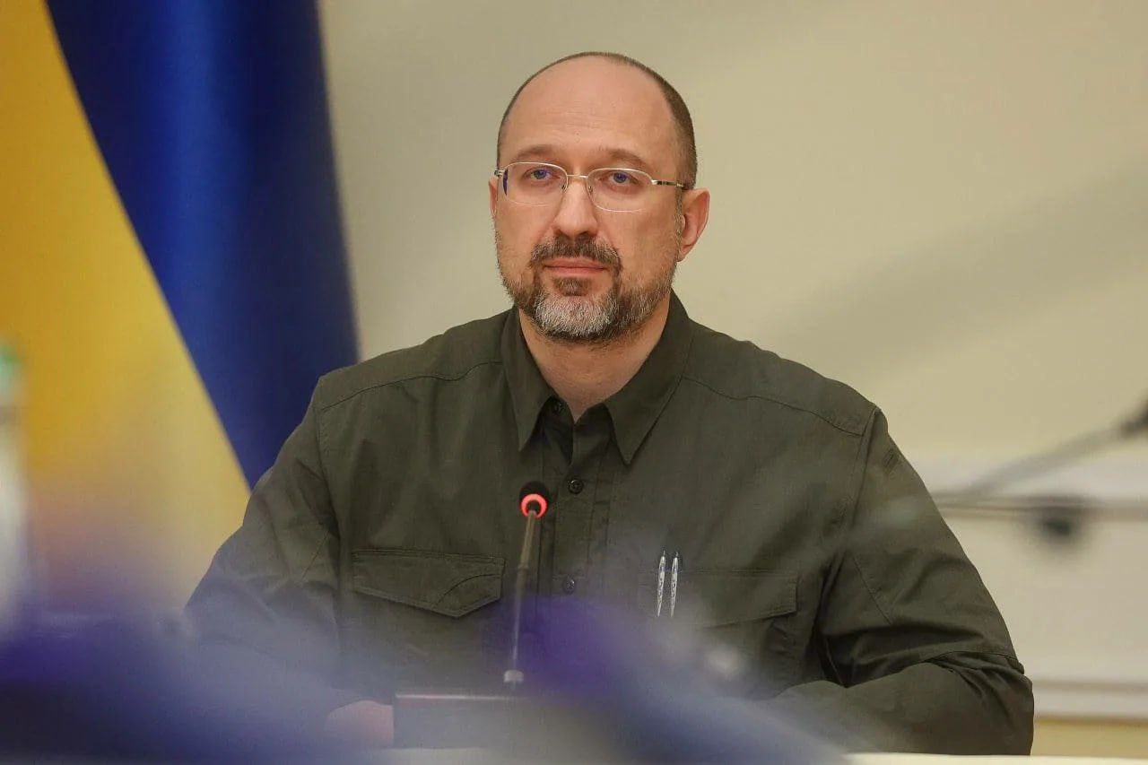 Украинские СМИ пишут о масштабных кадровых изменениях в Кабмине. Премьер Шмыгаль вероятно станет новым министром обороны Украины. Его место главы правительства займет нынешняя министр экономики Свириденко. А министр обороны Умеров будет назначен послом Украины в США.