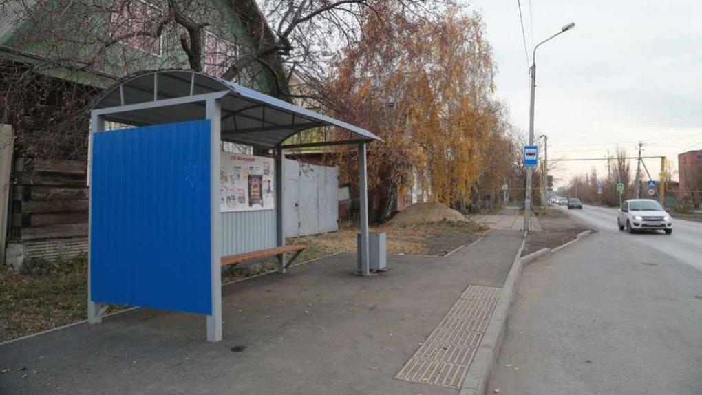 До конца года в Омске будет обновлено 109 остановок общественного транспорта Работы по обустройству остановочных пунктов находятся на завершающем этапе На объектах проводится устройство посадочных площадок тротуаров и подходов к остановкам замена бордюрного камня монтаж пешеходных ограждений и установка павильонов ожидания Об этом мэр Сергей Шелест сообщил в своём телеграм канале Уже завершены работы на нескольких остановках таких как Ермак Лесной проезд Семиреченская Финансово экономический институт а также на остановке 3 я линия В ближайших планах завершение работ на остановках Фрезерная СНТ Звёздочка Поворот и других Дорожно эксплуатационными участками УДХБ работы проводятся на Космическом проспекте ул 6 я Станционная и других Фото пресс служба администрации Омска Om1 Омск в MAX