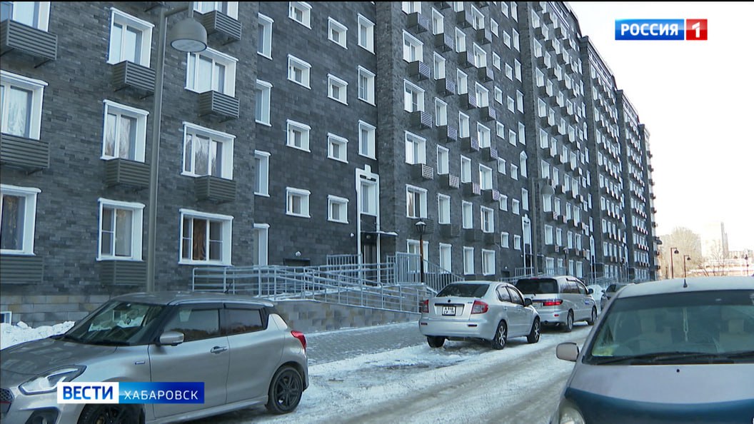 Приёмка квартир завершается в уже третьем арендном доме в Хабаровске Об этом заявил губернатор Дмитрий Демешин Всего до конца 2027 года в крае по программе Доступное арендное жилье в ДФО будут сданы почти 2400 квартир под субаренду Подробнее на сайте Вести Хабаровск