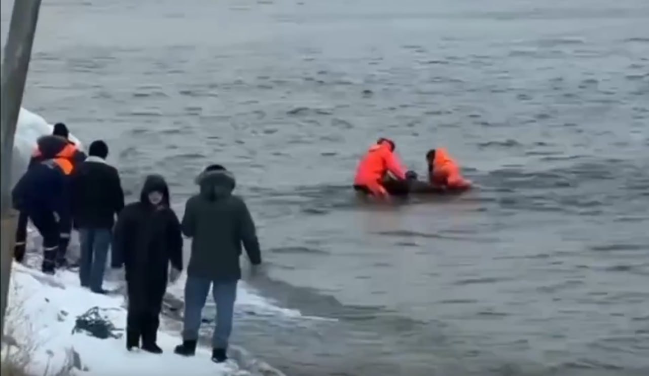 На Байкале спасли 70 летнего аквалангиста Сильный ветер увел его от берега Инцидент произошел 11 января в Листвянке на улице Горького На помощь были направлены шесть спасателей Двое из них в защитных костюмах со спасательными средствами доплыли до мужчины С помощью верёвки их всех подтянули к берегу и помогли выбраться из воды Подписаться на канал