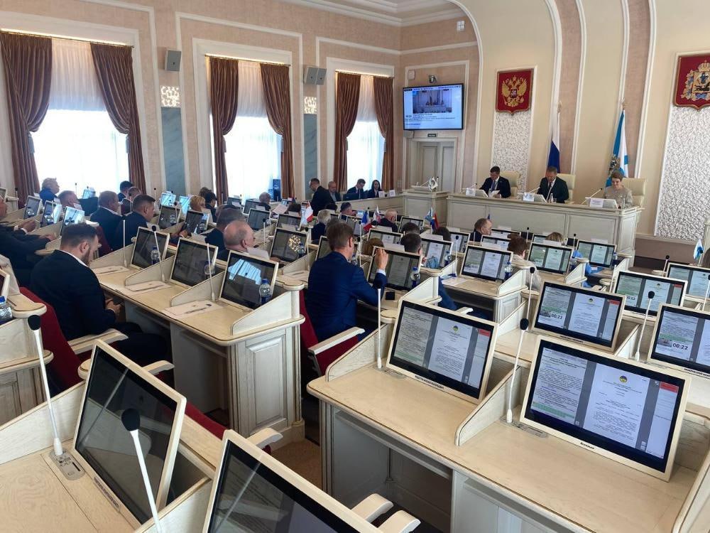 Депутаты Архангельского областного Собрания усилили меры поддержки многодетных семей В Поморье многодетные семьи с детьми-инвалидами до 23 лет смогут продлить получение мер социальной поддержки, приравнивая их к другим льготным категориям семей. Данный законопроект был внесён губернатором Архангельской области Александром Цыбульским в порядке законодательной необходимости. Предлагается расширить категорию многодетных семей, имеющих право на меры социальной поддержки, за счет семей с детьми-инвалидами I и II степени в возрасте до 23 лет. Сейчас такие дети, не имеющие возможность наравне со здоровыми детьми учиться в вузах и профтехе в очной форме, не подпадают под положения областного закона. Корректировки позволят семье сохранить объем государственной помощи независимо от факта обучения старшего ребенка с инвалидностью в образовательной организации. Законопроект был принят народными избранниками в двух чтениях.