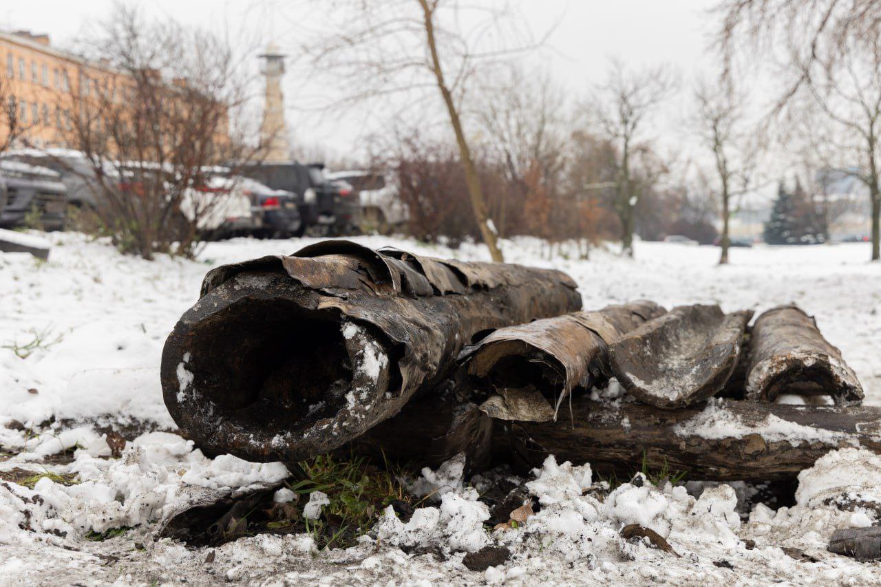 Клад под Охтой археологи нашли 80 метров деревянных труб XVII века На Охтинском мысу откопали фрагмент древней дренажной системы шведского Ниена предшественника Петербурга Трубопроводы из выдолбленных брёвен со стыками муфтами отлично сохранились в водонасыщенных грунтах и уже переданы в Музей воды для консервации и исследований Находка наглядно показывает какой уровень инженерии был здесь до основания города и как потом этот опыт был переосмыслен в российской городской системе водоотведения Дальше археологов ждут анализ пород древесины уточнение датировок и трассировка всей линии важный аргумент за бережное отношение к историческим слоям при строительстве Мелочь на вид а по сути кусок городской ДНК как вода уходила с берегов Невы три века назад и почему без археологии мы теряем контекст Петербург снова напомнил что под ногами у нас не только грунт но и память города