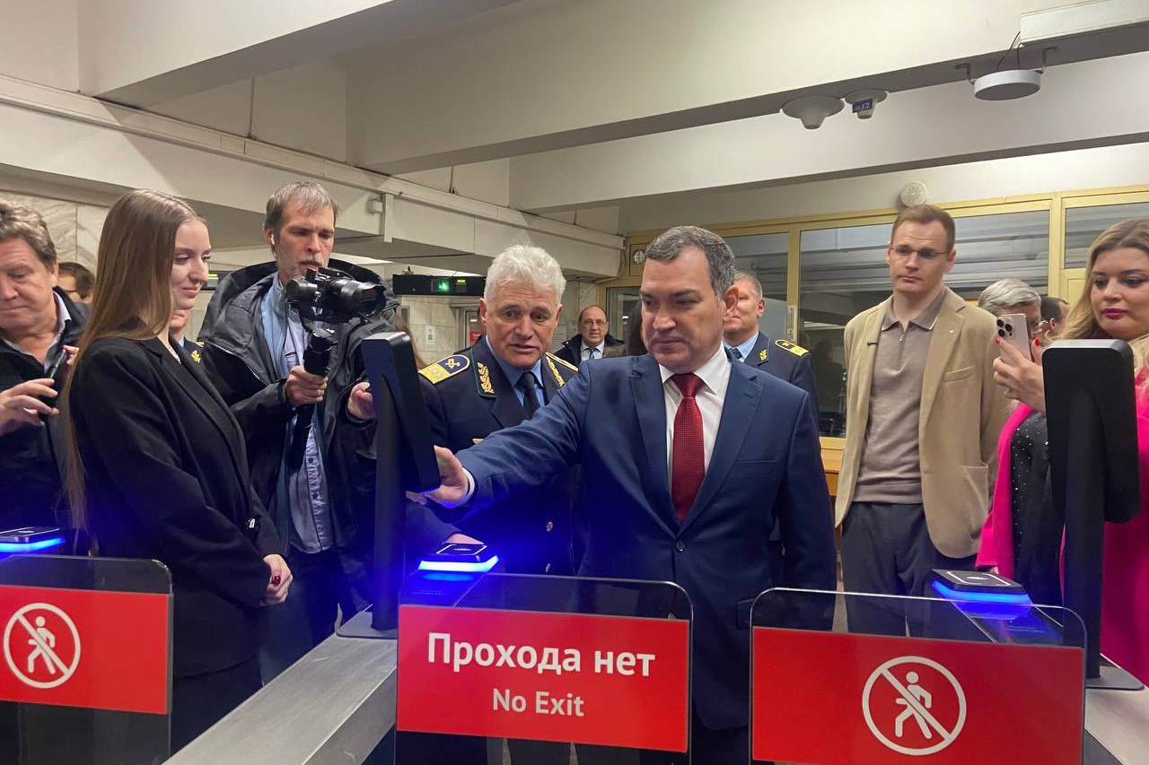 Мэр Новосибирска оплатил улыбкой проезд в метро 1 ноября в новосибирском метро мэр Максим Кудрявцев оплатил проезд по биометрии Сейчас станции Спортивная и Площадь Ленина полностью оборудованы этой системой оплаты Об этом сообщил Максим Кудрявцев в своем ТГ канале На остальных станциях пока работает часть турникетов по два в каждом вестибюле До конца 2025 года количество таких терминалов увеличат почти вдвое Проект реализован совместно с Сбербанком и компанией СберТройка Биометрические данные надёжно защищены распознавание работает даже в очках и головных уборах а оплатить проезд с помощью фото или видео невозможно написал мэр Напомним что новая система оплаты будет действовать на всех 14 станциях Чтобы воспользоваться такими терминалами необходимо привязать свои биометрические данные к сервису Оплата улыбкой