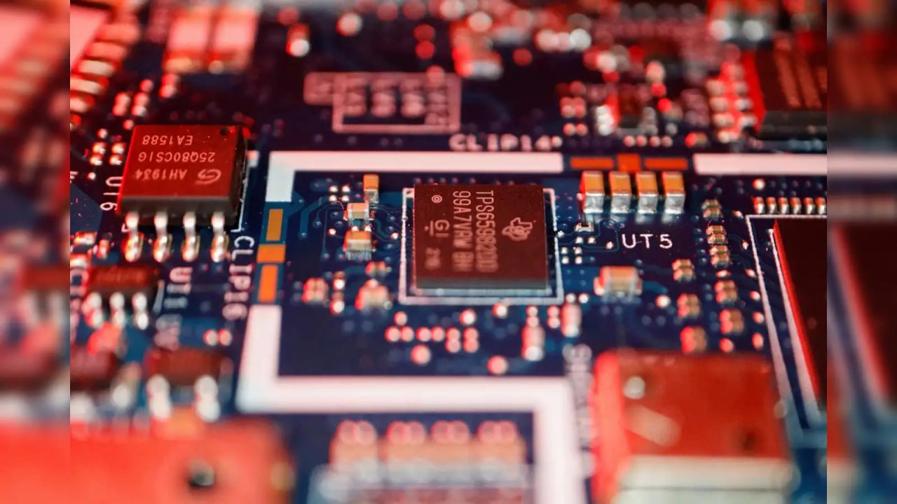 В КНР обязали производителей чипов использовать преимущественно китайское оборудование Власти КНР потребовали от компаний использовать как минимум 50 оборудования китайского производства при строительстве или расширении фабрик Об этом сообщает Reuters со ссылкой на источники Отмечается что новое требование не публиковалось официально но стало обязательным для получения государственной поддержки и одобрения проектов Согласно источникам предпочтение отдается даже более высокому уровню локализации а в перспективе власти нацелены на использование 100 китайских технологий Мера направлена на ускорение технологической независимости Китая после введения США в 2023 году жестких экспортных ограничений на поставки высокотехнологичных компонентов и оборудования В 2025 году объем заказов на китайские литографические машины и комплектующие достиг рекорда 421 контракт на сумму около 850 млн юаней 119 млн Новости Китая ЭКД