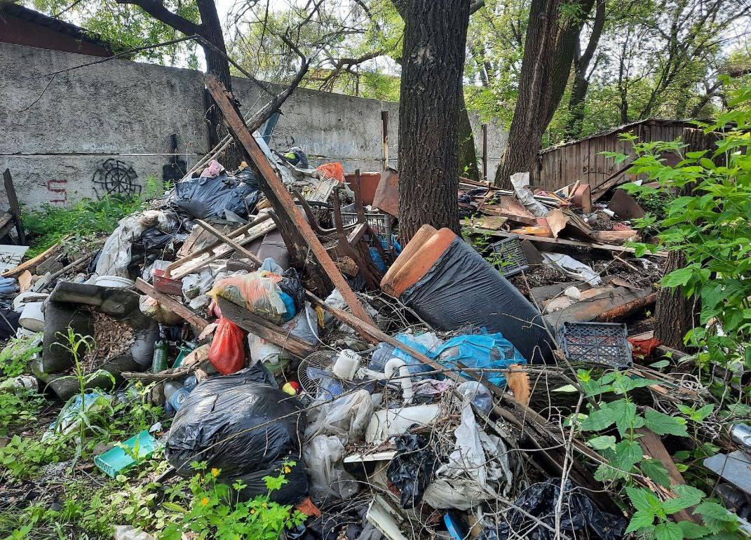 Жители областного центра устроили больше 80 несанкционированных свалок  Благовещенцы продолжают выбрасывать мусор в неположенном месте, тем самым устраивают несанкционированные свалки.   С начала года рабочие подразделения санитарной очистки вывезли почти 2000 тонн и ликвидировали 85 залежей мусора.   В планах убрать мусор на Зеленой, карьере в Белогорье, Театральной, 169, участке возле перекрестка Пионерская - Магистральная, 50 лет Октября, 71.   Напомним, что за оставленные горы мусора в неположенном месте могут наказать крупным штрафом: жителей до 15 000 рублей, должностные лица заплатят до 30 000 рублей, юридические - до 50 000 рублей.   Если увидели таких "грязнуль", направьте фото- или видео с указанием даты, времени и госномера автомобиля в региональное министерство природных ресурсов или позвоните по телефонам 23-16-62, 23-16-63.