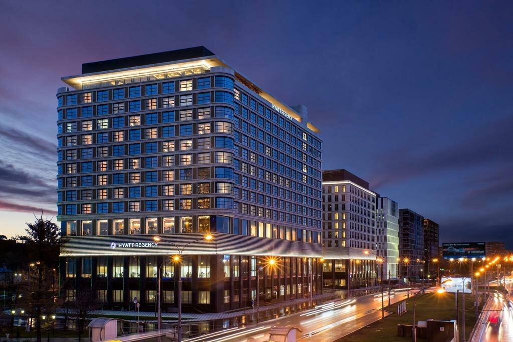 В Москве продали отель Hyatt Regency Moscow Petrovsky Park На прошлой неделе была завершена сделка по продаже гостиницы Hyatt Regency Moscow Petrovsky Park об этом сообщила юрфирма Consul Group в своем тг канале Помещения общей площадью 30 921 8 м² занимаемые гостиницей в деловом кластере ВТБ Арена Парк перешли от паевого фонда под управлением ООО Сбережения Плюс к АО ППО оператором которого выступает 360 EHM 360 EHM российская управляющая компания специализирующаяся на управлении гостиничными активами В ее портфеле такие объекты как Chekhoff Moscow Hotel Nabokoff Grand Hotel и другие проекты в сегменте upscale и luxury В августе ВТБ продал отель Swissotel Resort Сочи Камелия Новости Отели ПродажаОтеля ОтелиМосквы Новости Отелей