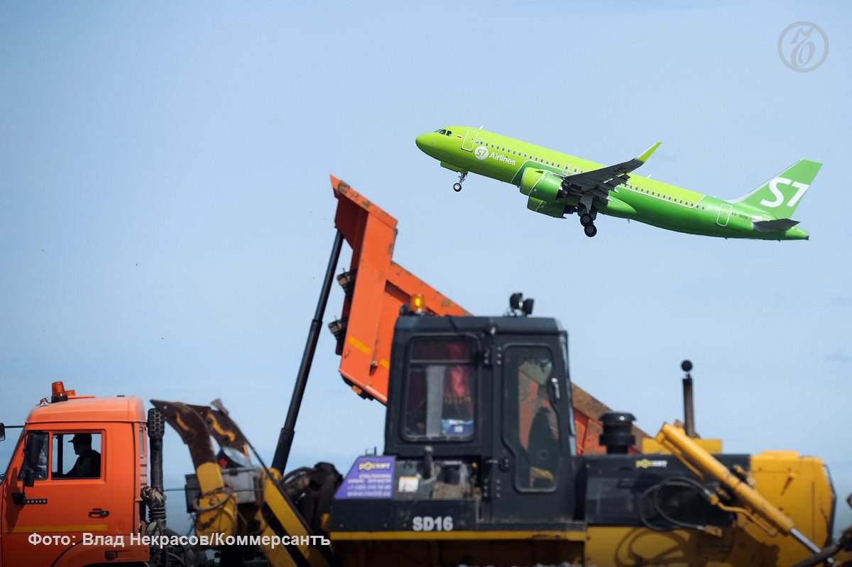 Минтранс ужесточает контроль над строительством и реконструкцией аэропортовой инфраструктуры выяснил Ъ Меры последовали за проверкой Счетной палаты выявившей многомиллиардные нарушения с удорожанием контрактов и срывом сроков Как сообщили Ъ в Минтрансе по ряду контрактов с недобросовестными подрядчиками решения о расторжении уже приняты Каждому из них направлены требования о немедленном возврате средств в бюджет По отдельным объектам где есть признаки правонарушений материалы переданы правоохранителям Распространится мониторинг и на будущие проекты частных холдингов за счет инфраструктурного сбора В отрасли полагают что это может усилить нагрузку на бизнес и отпугнуть добросовестных подрядчиков но эксперты считают опасения преувеличенными Ъузнал