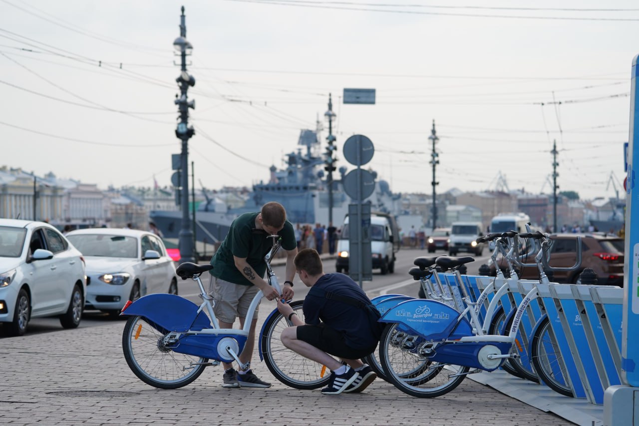 Стоянку на велодорожках на набережной Фонтанки могут запретить В Петербурге рассмотрят возможность введения запрета на стоянку на всех велодорожках на набережной реки Фонтанки. Об этом сообщили в пресс-службе Комитета по транспорту. В Северной столице состоялось выездное совещание, посвящённое усилению контроля за соблюдением правил остановки и стоянки на велосипедных полосах. По его итогам Комитету СПб ГКУ «ДОДД» поручили рассмотреть возможность введения запрета остановки и стоянки Т/С на всех велодорожках на набережной Фонтанки. «Создание велосипедных полос направлено на обеспечение безопасности и комфорта передвижения людей, улучшения их здоровья и состояния окружающей среды», — отметил заместитель председателя Комитета по транспорту Алексей Гончаров. С начала 2025 года на велодорожках на набережной Фонтанки выявили более 20 транспортных средств, расположенных в зоне действия запрещающих дорожных знаков. 15 из них были задержаны и перемещены на специализированные стоянки. ИЗВЕСТИЯ Подписаться Прислать новость