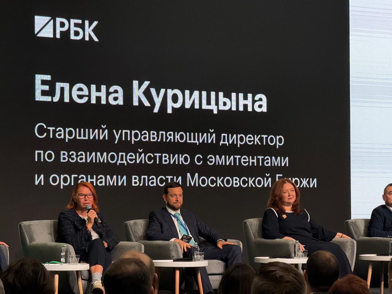 Мосбиржа планирует продлить льготу по free float до 2027 года для второго уровня листинга Московская биржа планирует возобновить льготу по минимальному порогу free float количеству акций в свободном обращении для включения акций во второй уровень листинга и продлить ее действие до 2027 года Об этом заявила на форуме РБК Capital Markets старший управляющий директор по взаимодействию с эмитентами и органами власти Московской биржи Елена Курицына Московская биржа ранее уже вводила льготный период для размещения акций для проведения сделок IPO во втором котировальном списке и сейчас мы считаем необходимым льготный период продлить до 2027 года для того чтобы у компаний была возможность с чуть меньшим размером сделки выходить на рынок и иметь возможность эту ликвидность собрать на рынке сказала Курицына По ее мнению на фоне продолжительного периода поддержания жестких денежно кредитных условий объемы новых сделок IPO могут быть ниже результатов прошлых лет Если в прошлом году в начале прошлого мы думали что мы увидим сделки на 15 20 млрд то сейчас понятно что мы будем начинать снова с каких то уже совершенно других величин допустила она С августа 2023 года минимальный порог free float для второго котировального списка составлял 1 Льготный период завершился 1 июля 2025 года и с этого момента порог должен снова вернуться к 10 После завершения действия меры на площадке не было первичных публичных размещений акций Подробнее www rbc ru quote news article 68c1432d9a79470227572d5b Фото РБК Инвестиции Подписаться на Сам ты инвестор